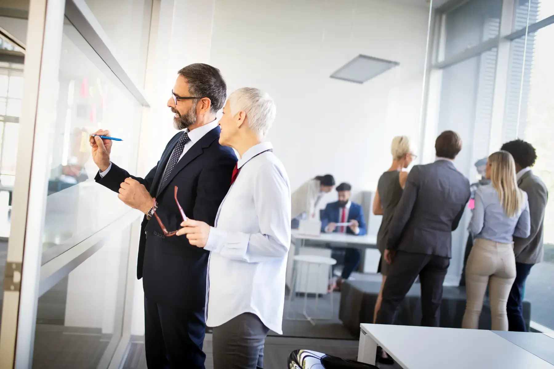 Cross-functional workshop with senior leaders aligning on internal messaging strategy during a large-scale enterprise rollout